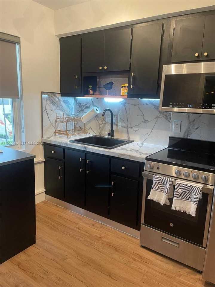 9140 Northeast 8th Avenue #3H - Photo 7 of 15