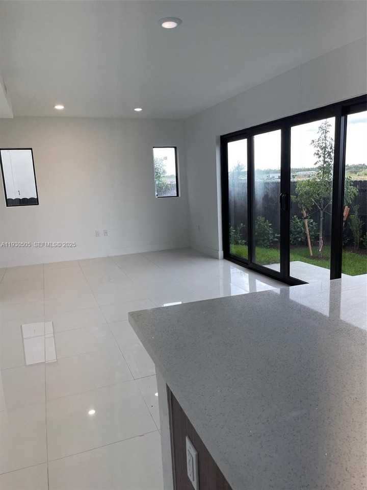 238 NW 11th Ct - Photo 6 of 20