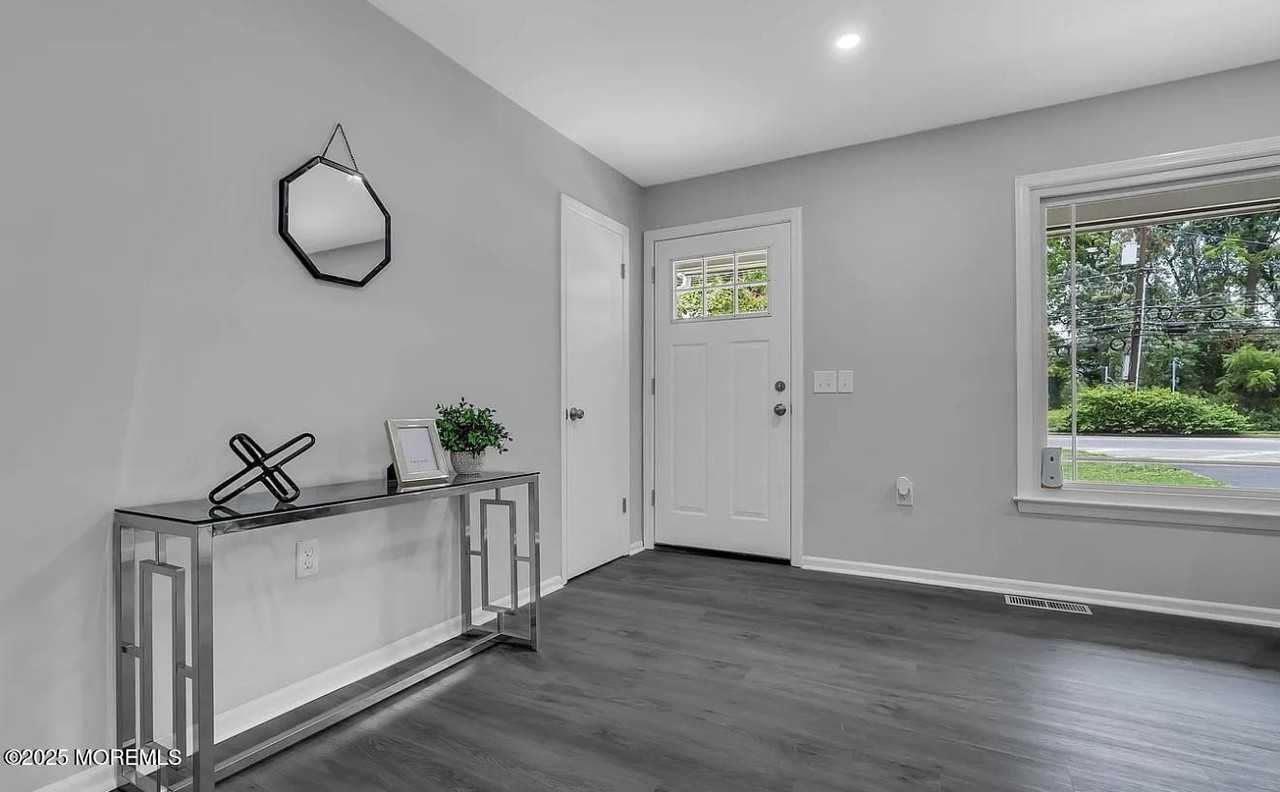 821 Bay Avenue - Photo 4 of 40