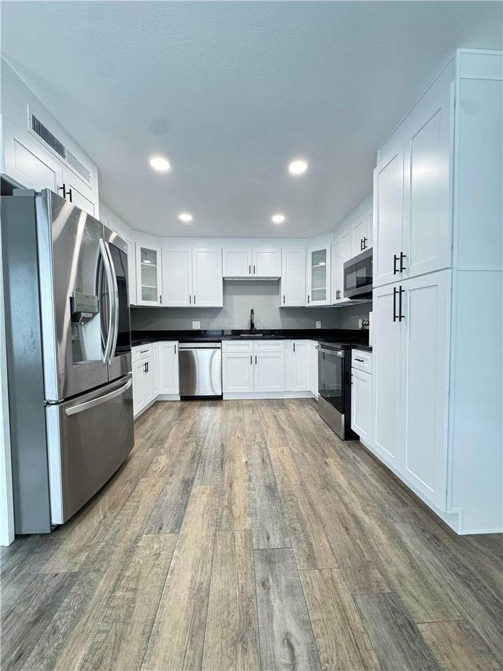 1339 Parkside Drive - Photo 4 of 12