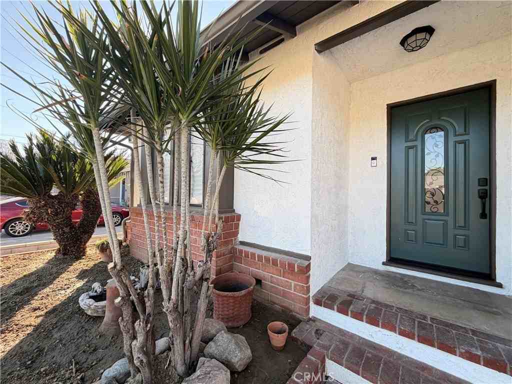 541 North Broadmoor Avenue - Photo 2 of 34