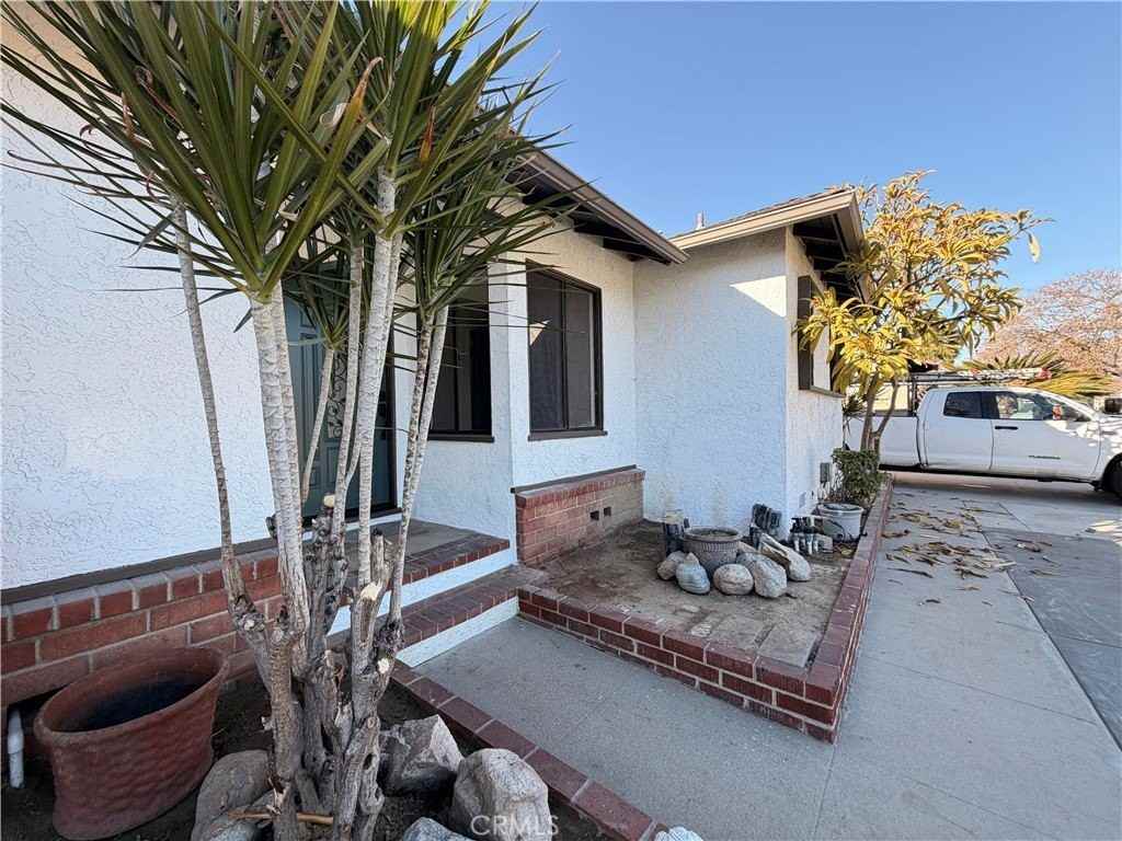 541 North Broadmoor Avenue - Photo 3 of 34