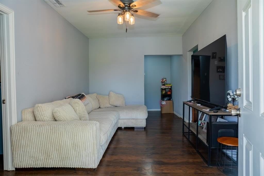 3913 Lee Street - Photo 4 of 13