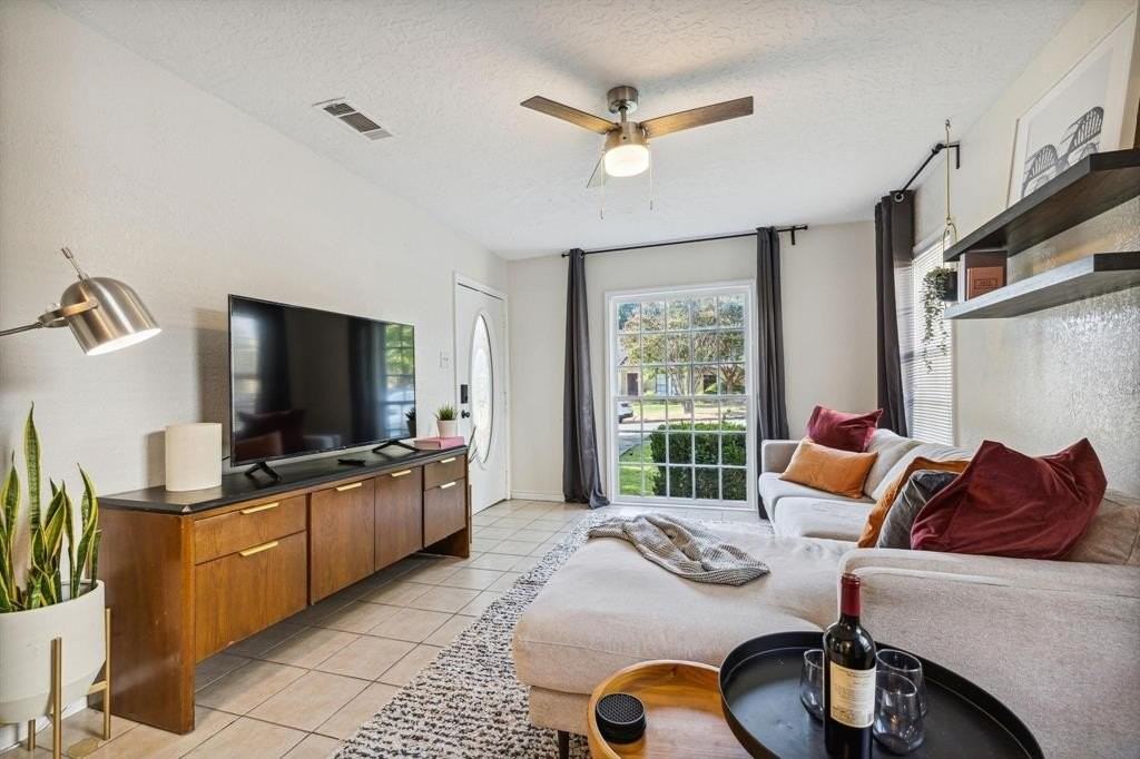 2435 West 10th Street - Photo 5 of 38