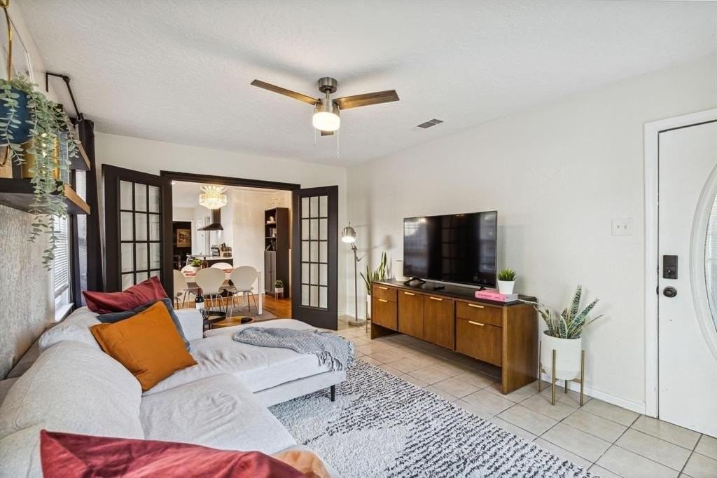 2435 West 10th Street - Photo 6 of 38