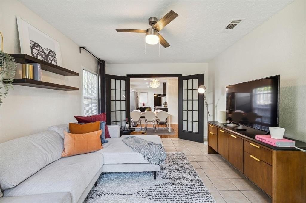 2435 West 10th Street - Photo 7 of 38