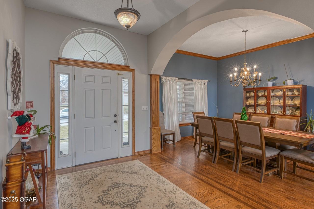 913 West Briarbrook Lane - Photo 4 of 46