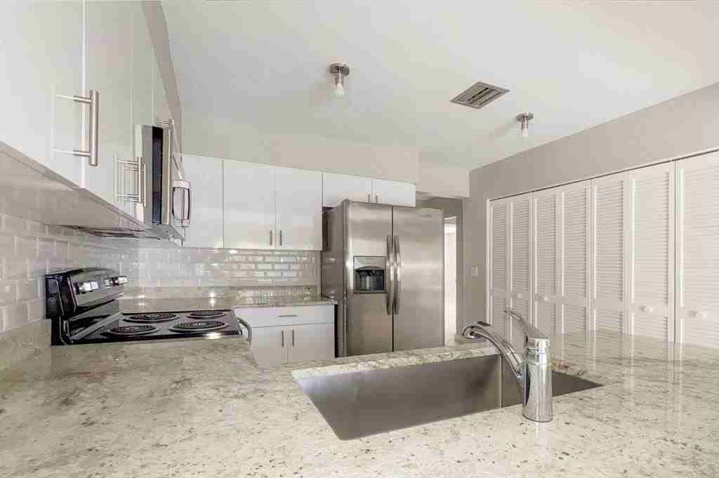 2857 Northeast 2nd Avenue - Photo 7 of 26