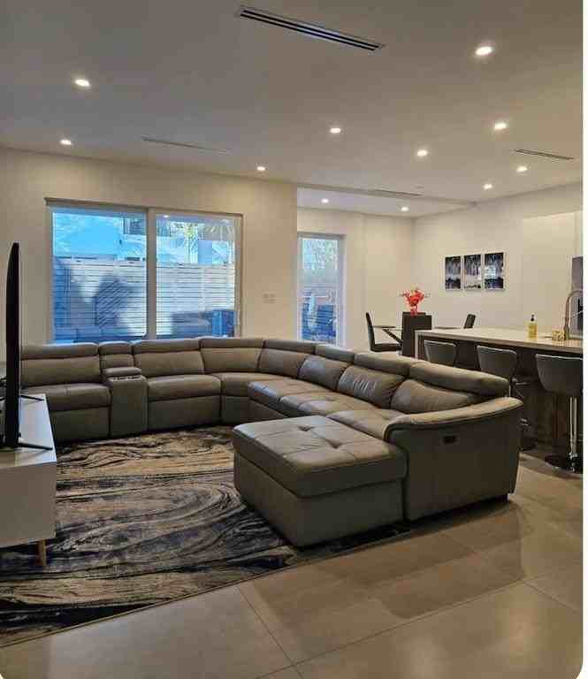 2275 Southeast 7th Street - Photo 2 of 14