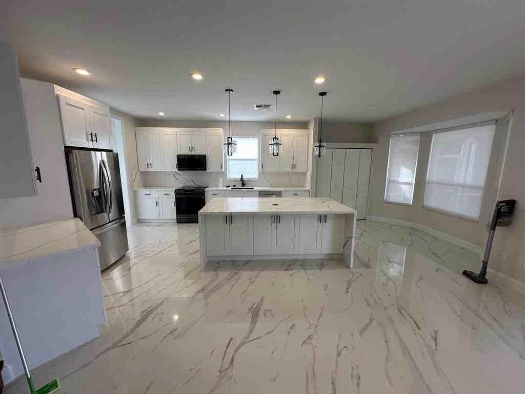 12763 Hyland Circle - Photo 4 of 10