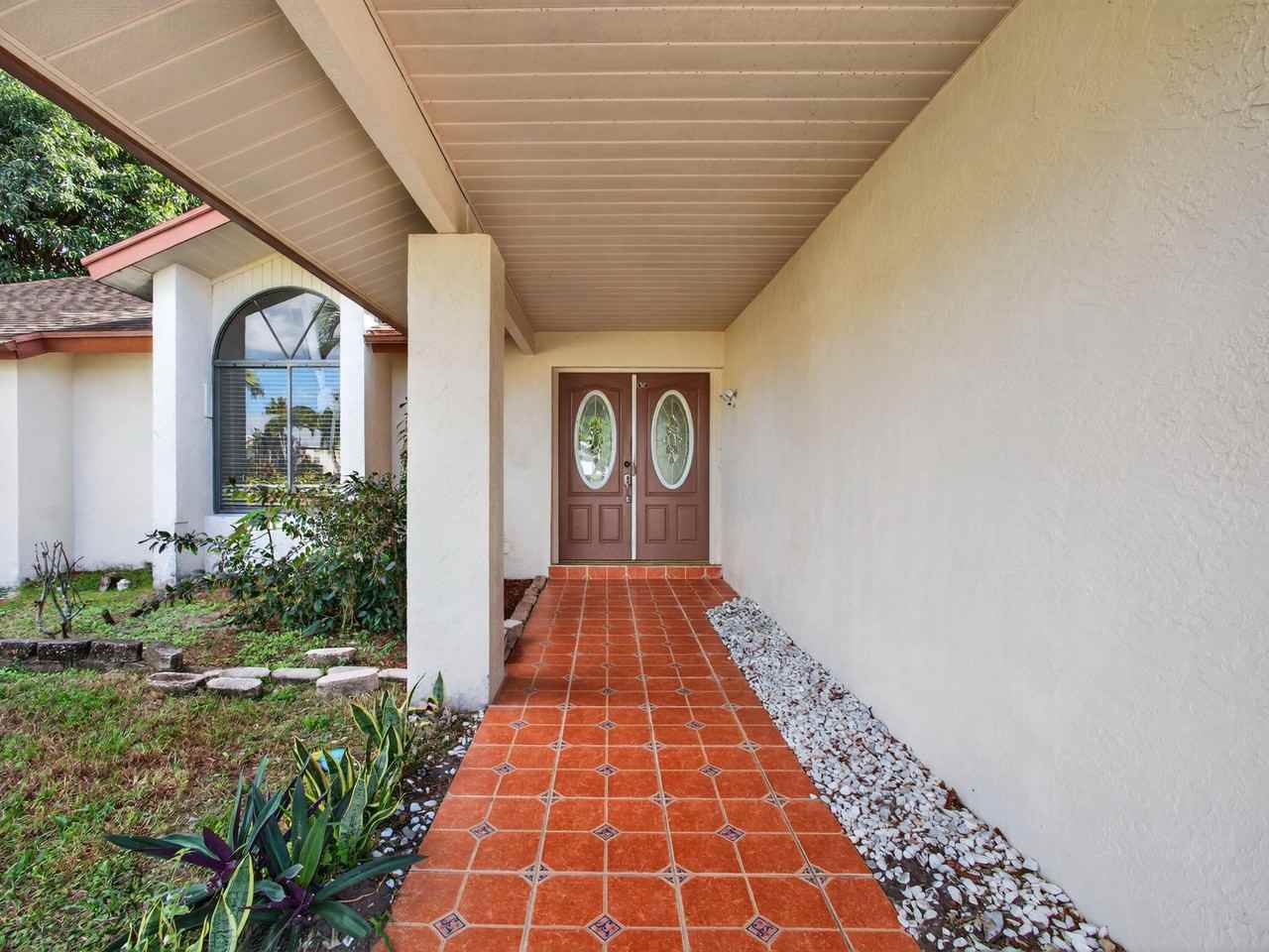 566 Southeast Damask Avenue - Photo 4 of 30