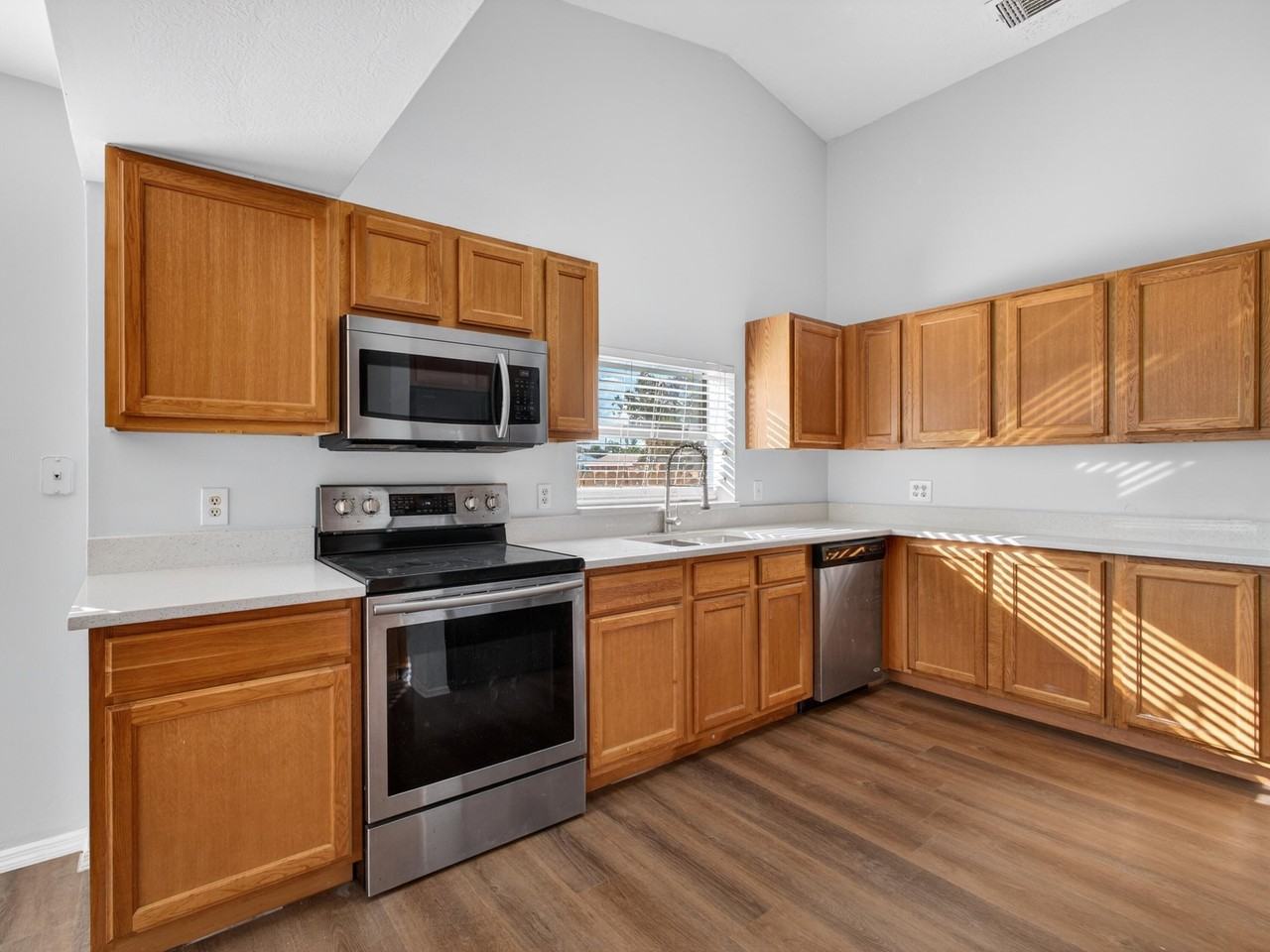 566 Southeast Damask Avenue - Photo 6 of 30