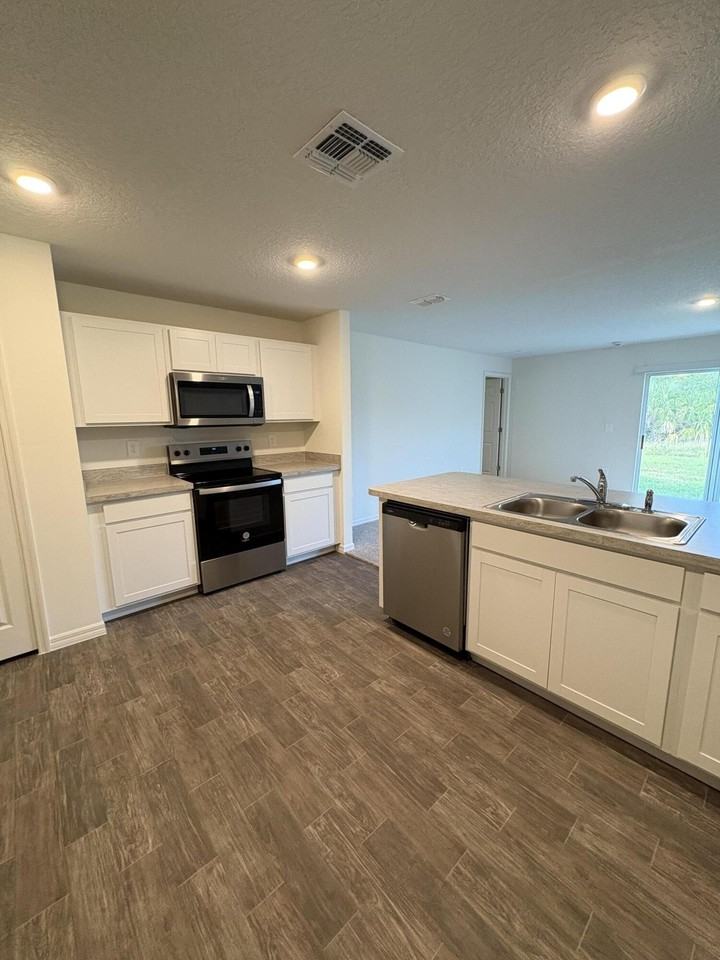 295 Crescent Street Southeast - Photo 7 of 17