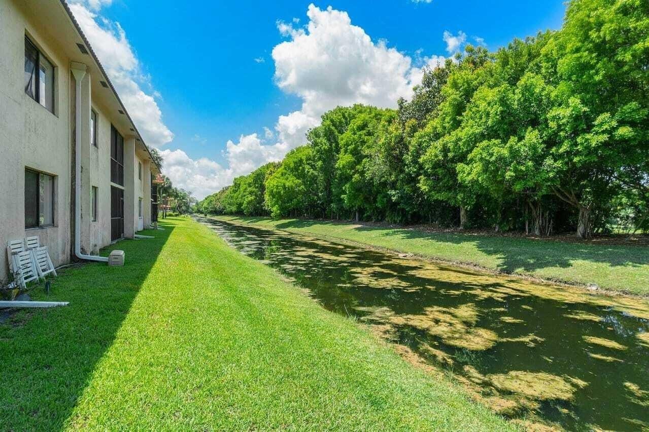 341 Lakeview Dr #203 - Photo 4 of 28