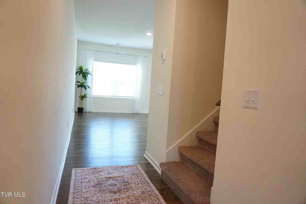 1025 Saylors Pl - Photo 4 of 24