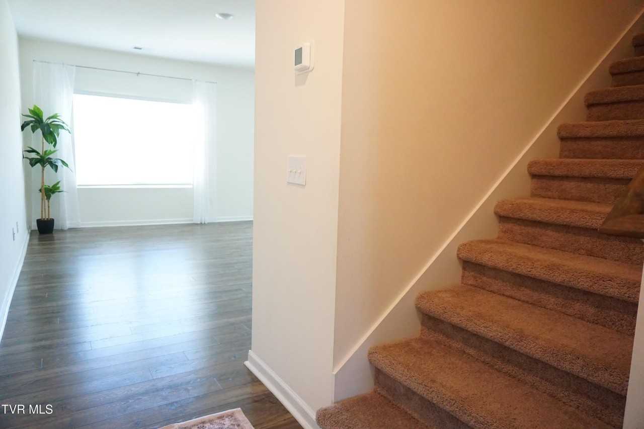 1025 Saylors Pl - Photo 5 of 24