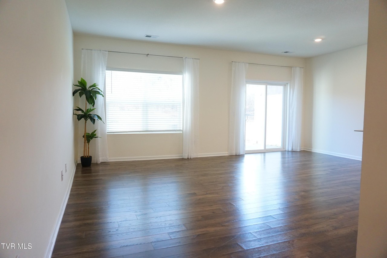 1025 Saylors Pl - Photo 6 of 24