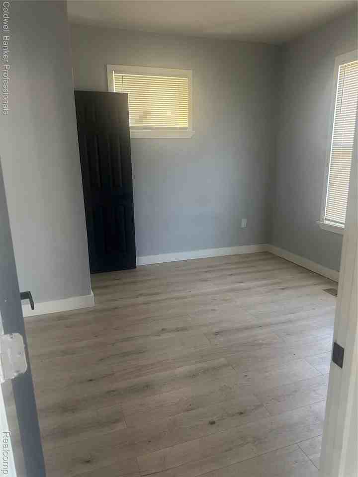 458 Alger Street - Photo 4 of 4