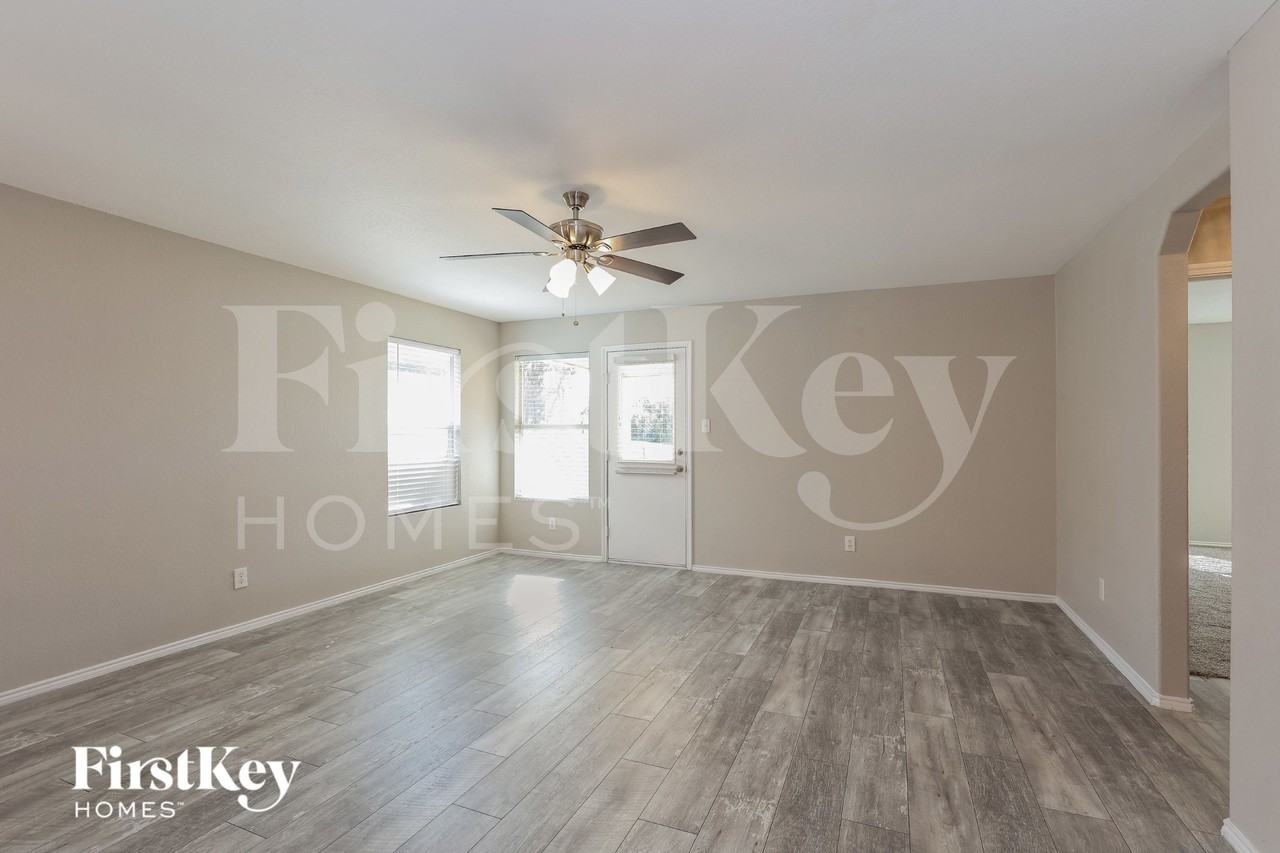 814 Silverado Way - Photo 4 of 15