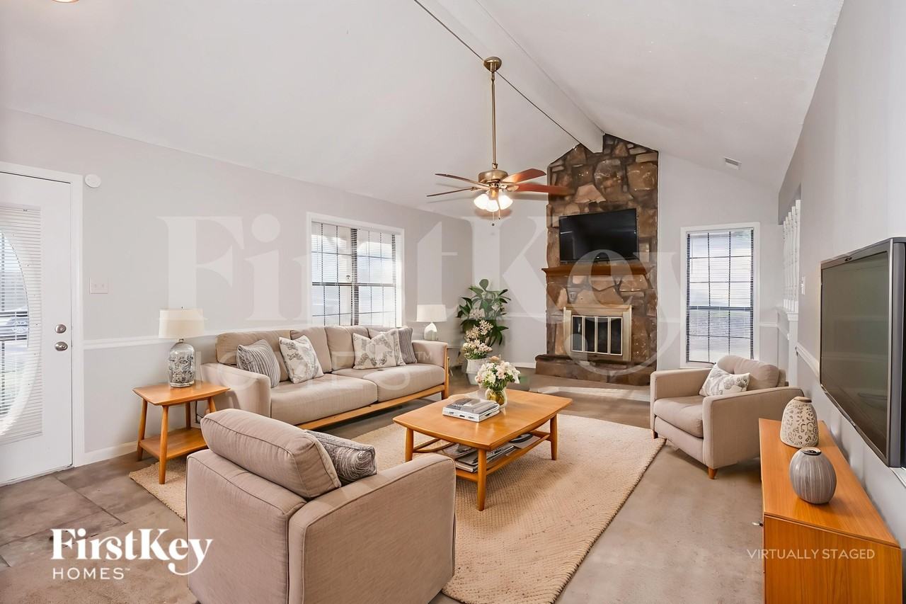 4884 Walden Glen Street - Photo 5 of 19