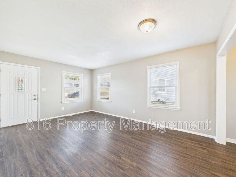 721 North Rogers Street - Photo 3 of 27