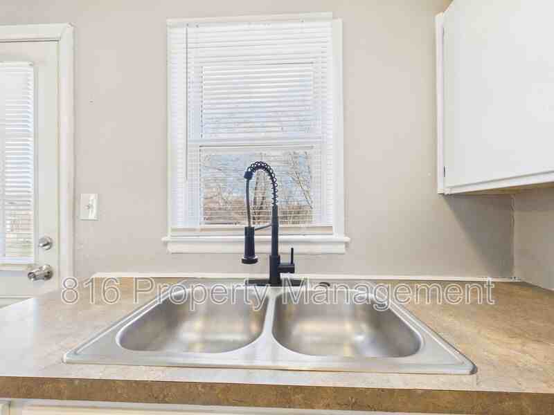 721 North Rogers Street - Photo 7 of 27