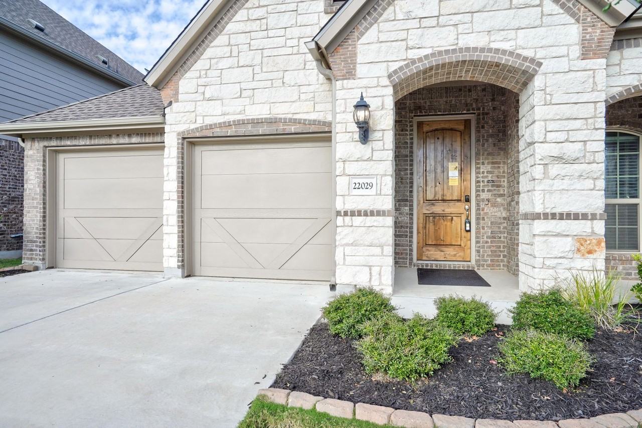 22029 Abigail Way - Photo 3 of 40