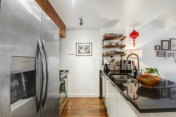 27 Quincy St - Photo 6 of 12