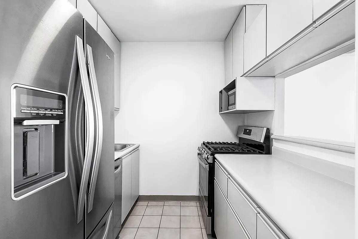 330 E 75Th St - Photo 3 of 6