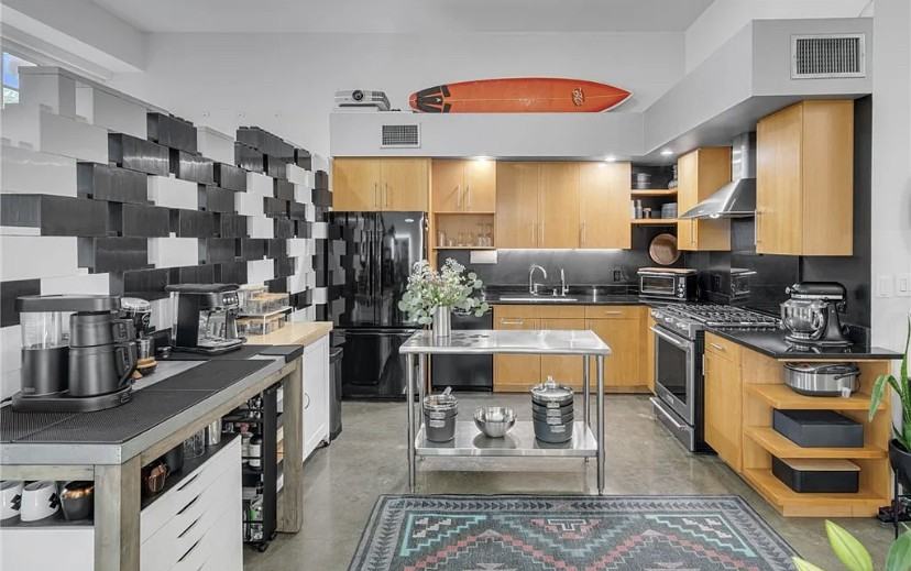 1100 E 3Rd St - Photo 6 of 13