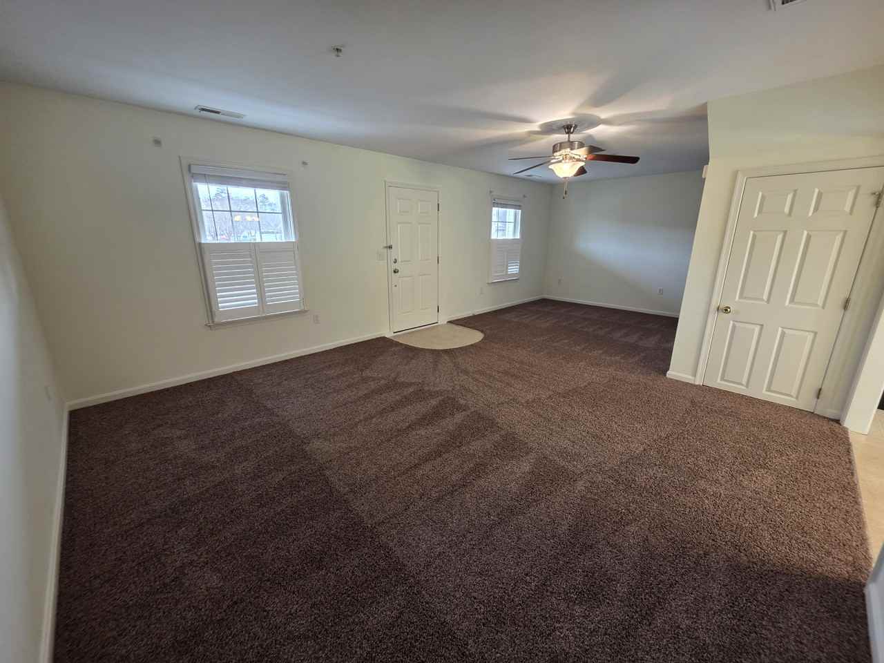 405 Lindenhurst Court - Photo 3 of 17