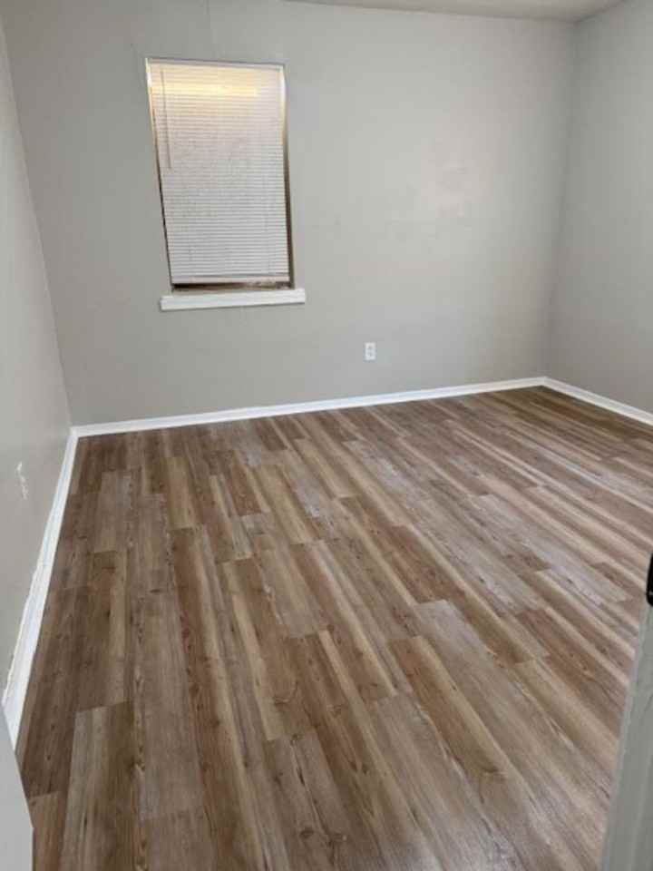 701 Lyman Avenue - Photo 4 of 7