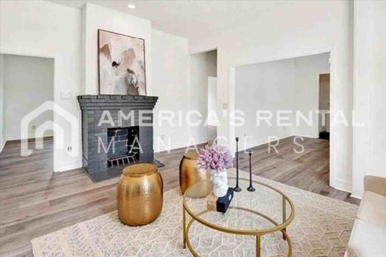 7105 Canada Avenue - Photo 7 of 34