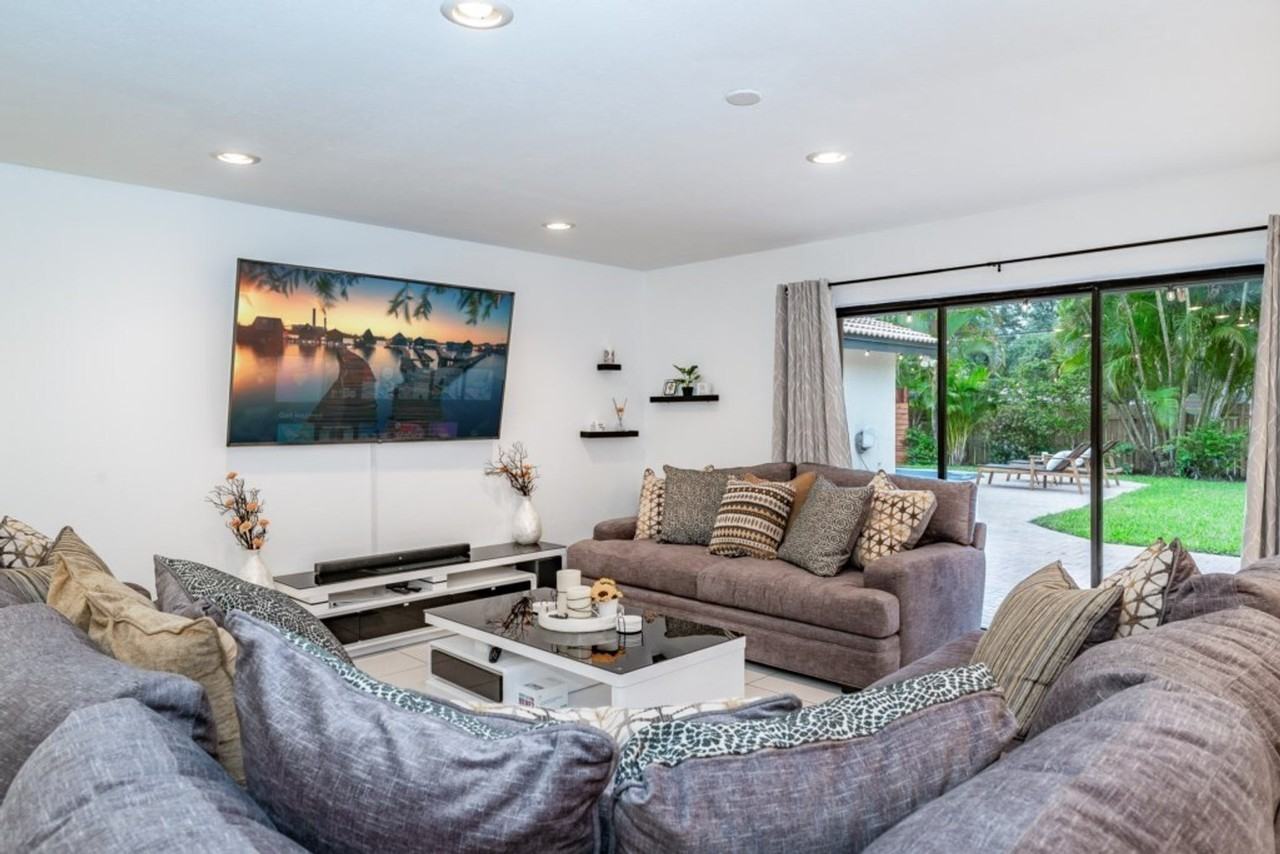 834 Southwest 14th Court #1287064P - Photo 4 of 50