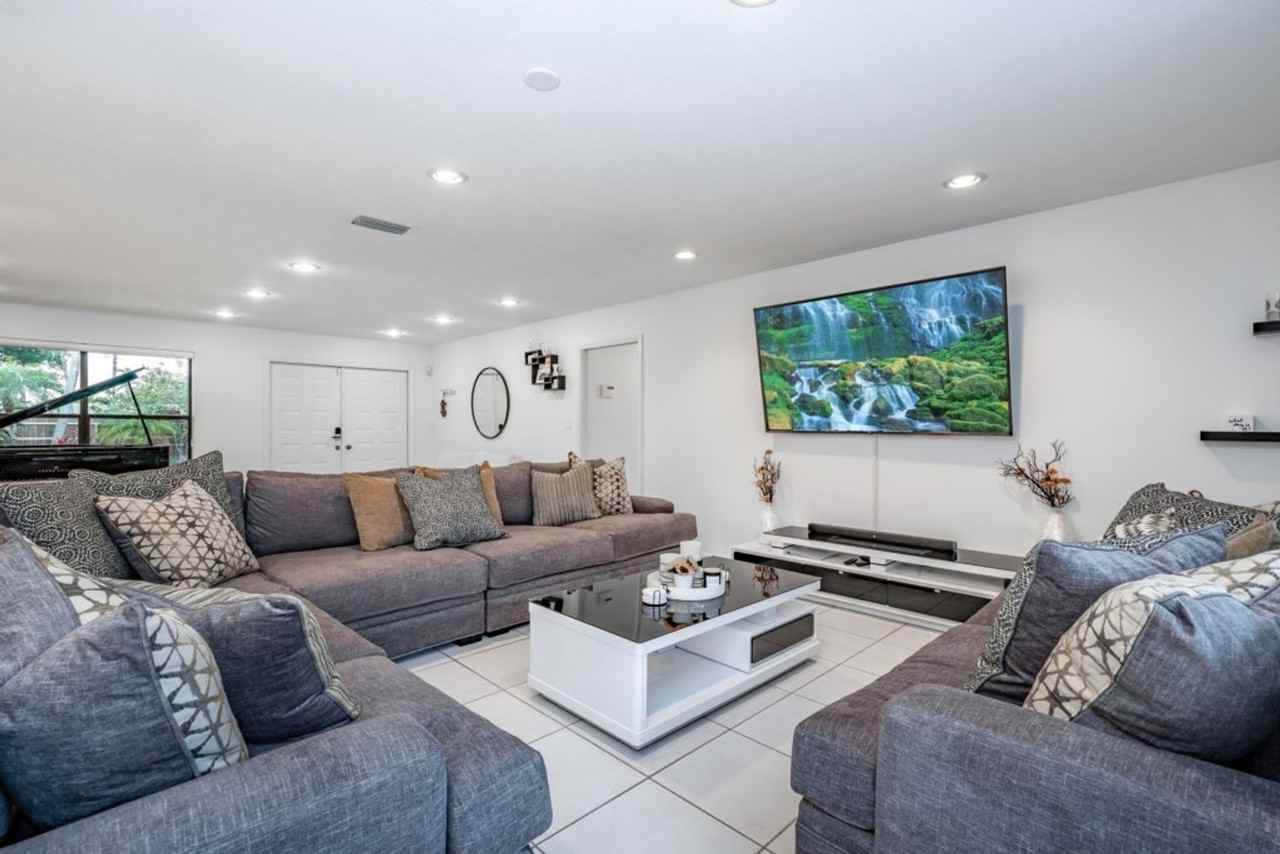 834 Southwest 14th Court #1287064P - Photo 5 of 50