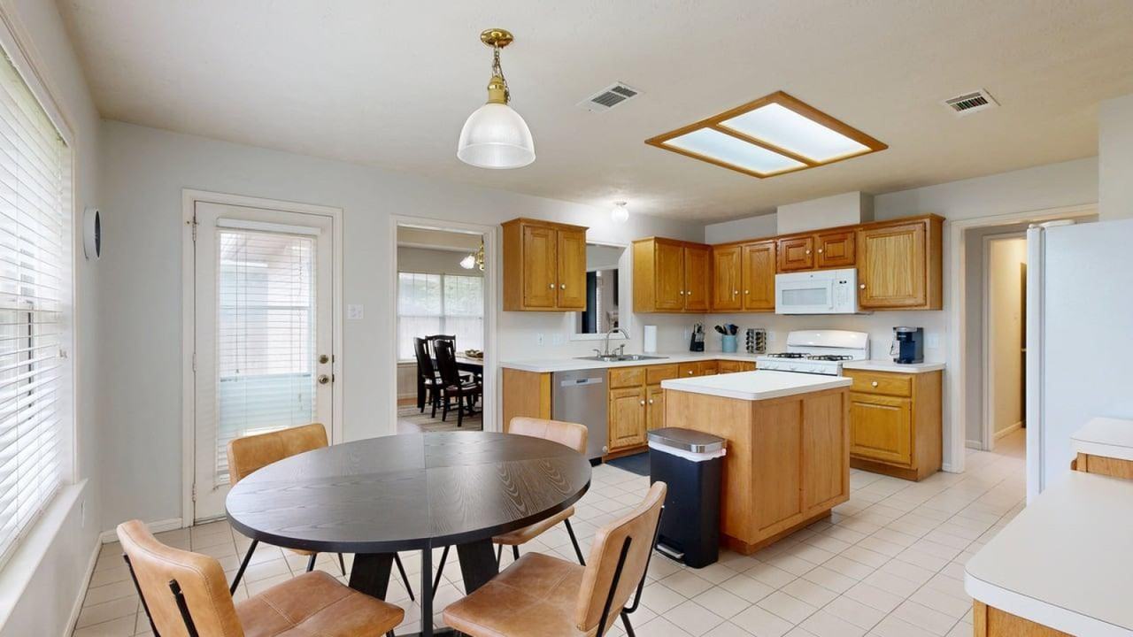 701 Summerglen Drive #1328081P - Photo 4 of 25