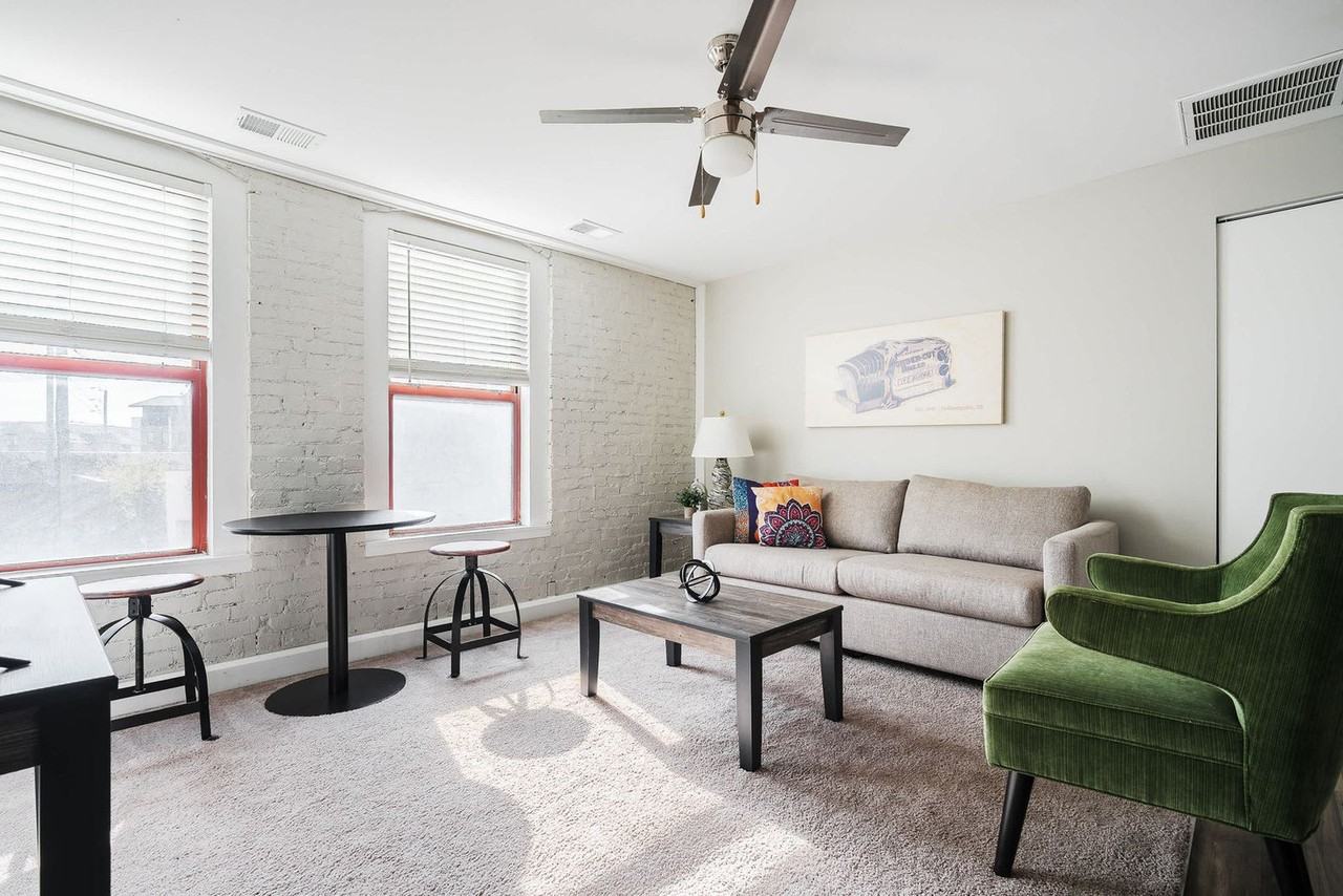 615 North East Street - Photo 4 of 70