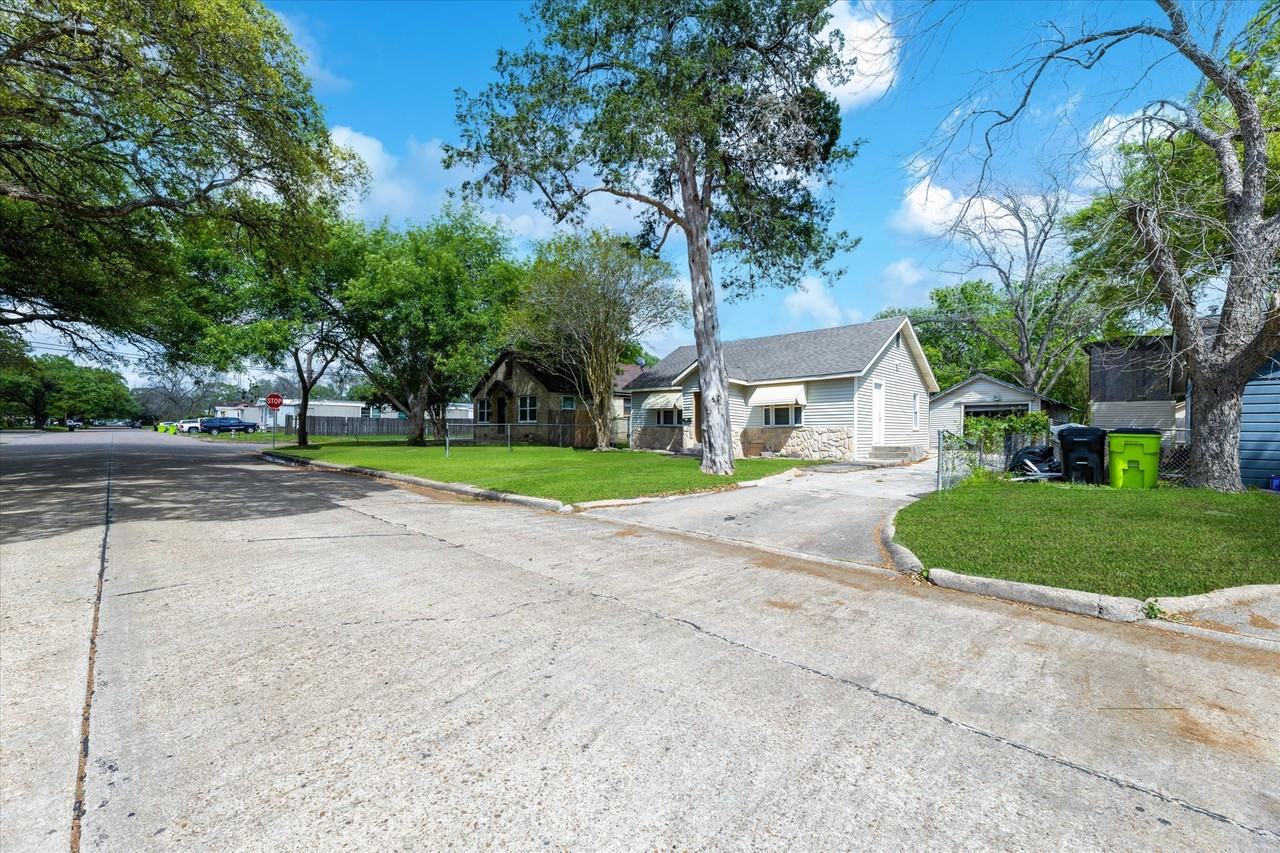 1505 Brazos St - Photo 3 of 14