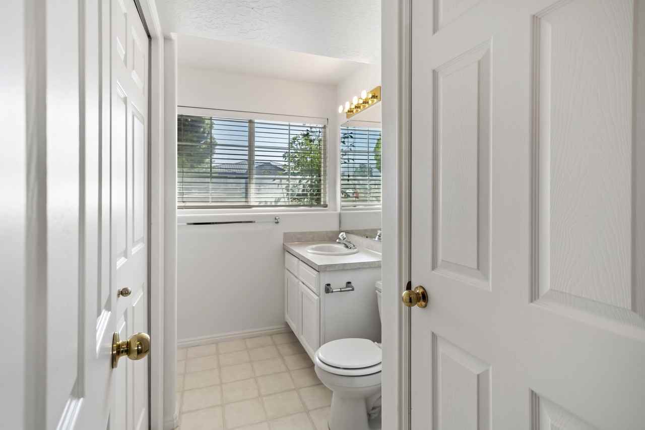 1613 Northwest - Photo 4 of 33