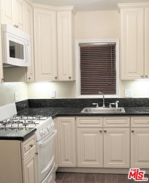 1266 West 35th Place #1266 - Photo 4 of 10