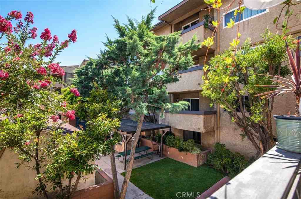 320 East Stocker Street #320-318 - Photo 5 of 25