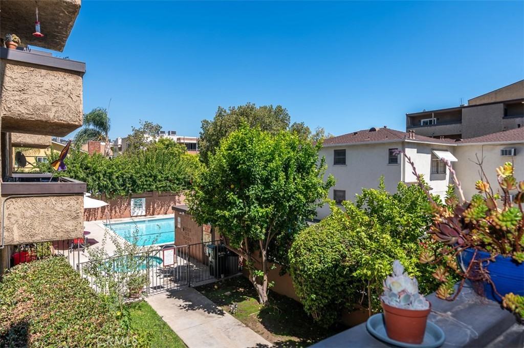 320 East Stocker Street #320-318 - Photo 7 of 25