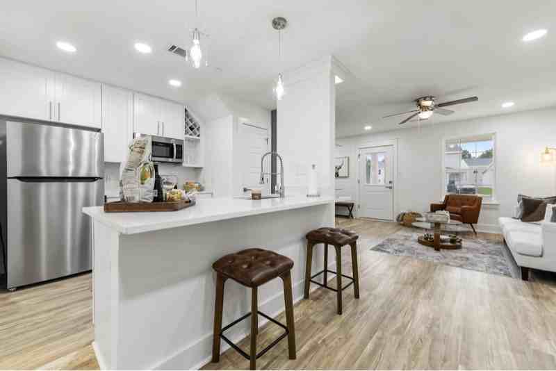 1016 Middle Ln - Photo 6 of 14