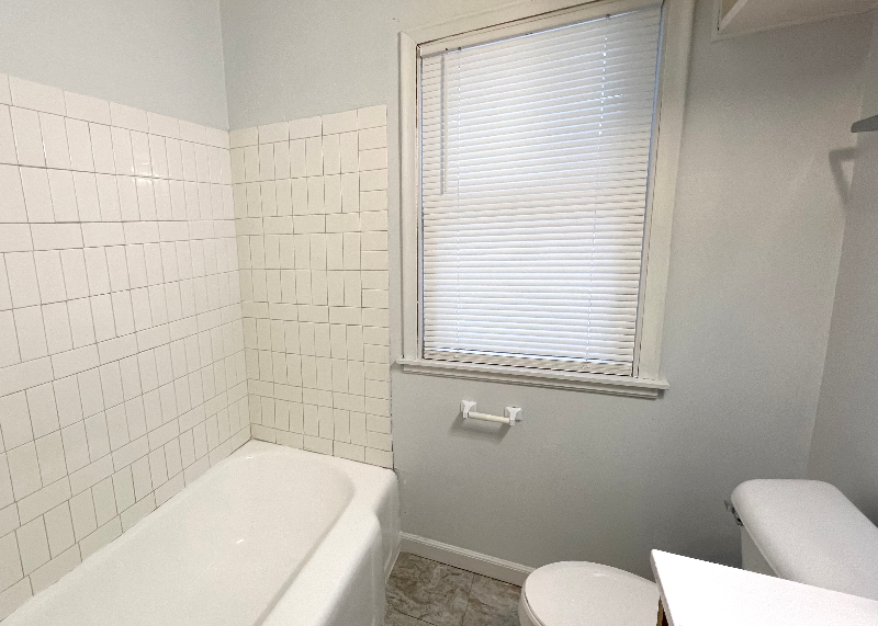 2215 45th Ave Ne - Photo 5 of 14