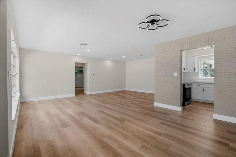 5916 Gulfport Boulevard South - Photo 4 of 20