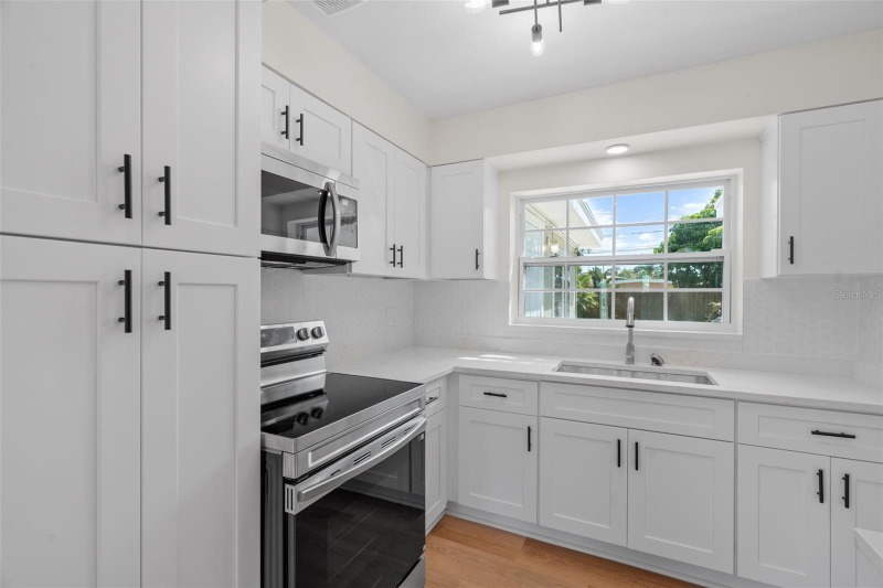 5916 Gulfport Boulevard South - Photo 5 of 20