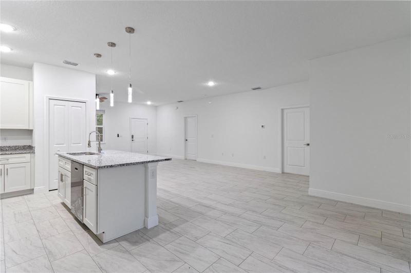 1985 West Corrine Street - Photo 6 of 20