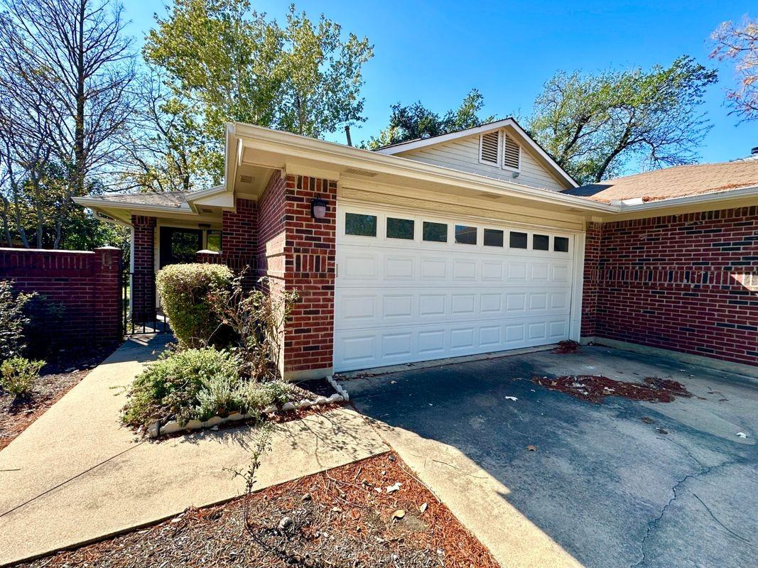 1003 Markham Lane ##B - Photo 3 of 17