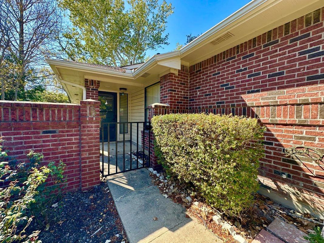 1003 Markham Lane ##B - Photo 4 of 17