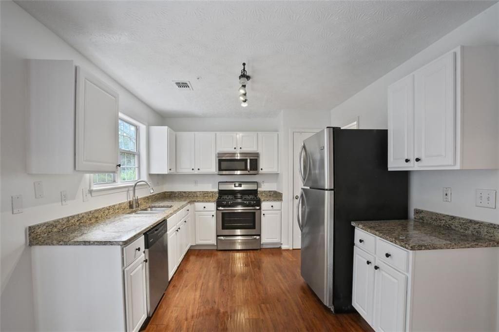 1442 Glenover Circle - Photo 6 of 33